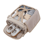 Sac à dos femme voyage cabine avec sac beige ouvert contenant vêtements, écouteurs et chaussures