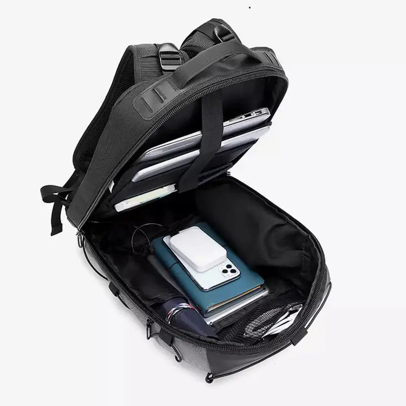 Sac à dos grande ouverture noir ouvert avec plusieurs compartiments et appareils électroniques