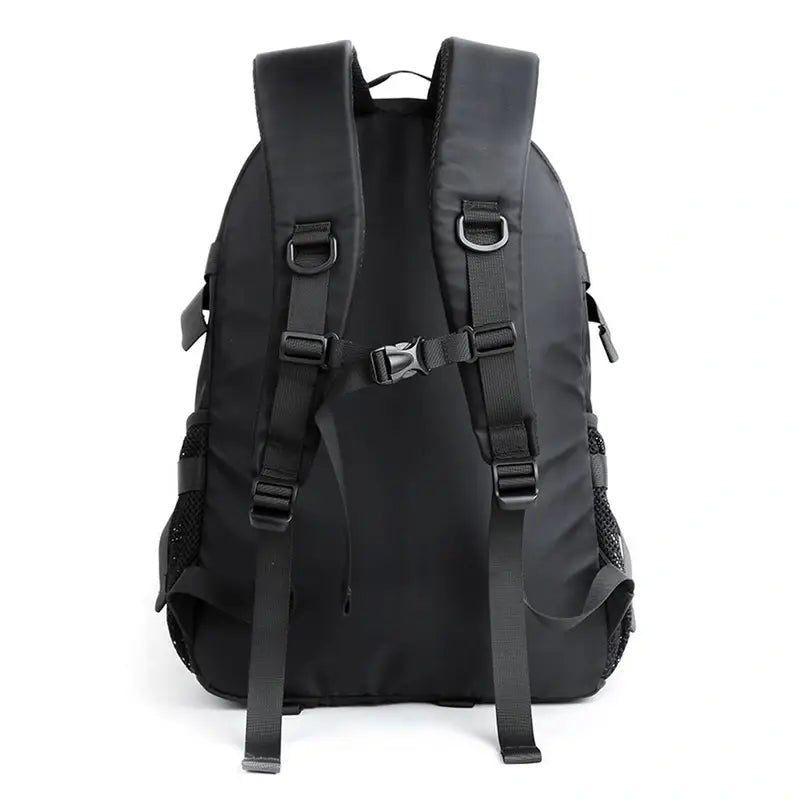 Sac à dos homme tendance noir avec bretelles rembourrées ajustables et boucle de poitrine