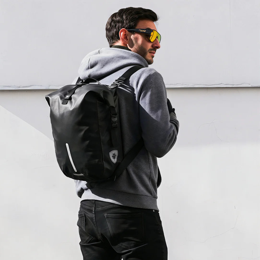 Sac à dos imperméable vélo noir avec bande réfléchissante et logo en forme de bouclier