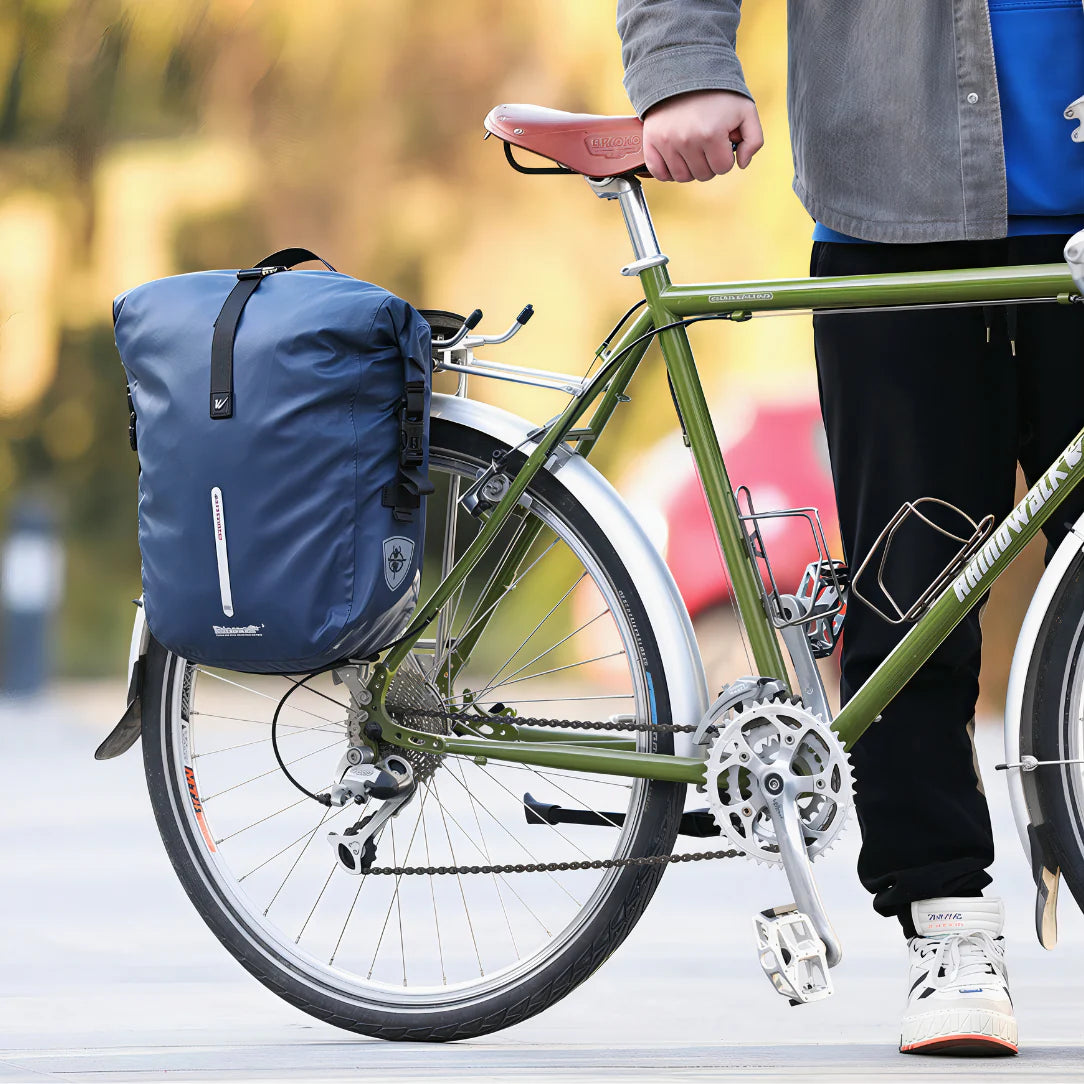 Sac à dos imperméable vélo bleu avec sangles noires et bande réfléchissante argentée