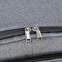 Deux tirettes de fermeture éclair en métal sur une surface textile grise pour Sac à dos isotherme de picnic