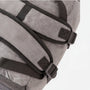 Détail du tissu gris et des bretelles noires du Sac à dos isotherme de trekking 20L