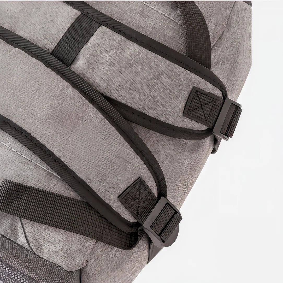 Détail du tissu gris et des bretelles noires du Sac à dos isotherme de trekking 20L