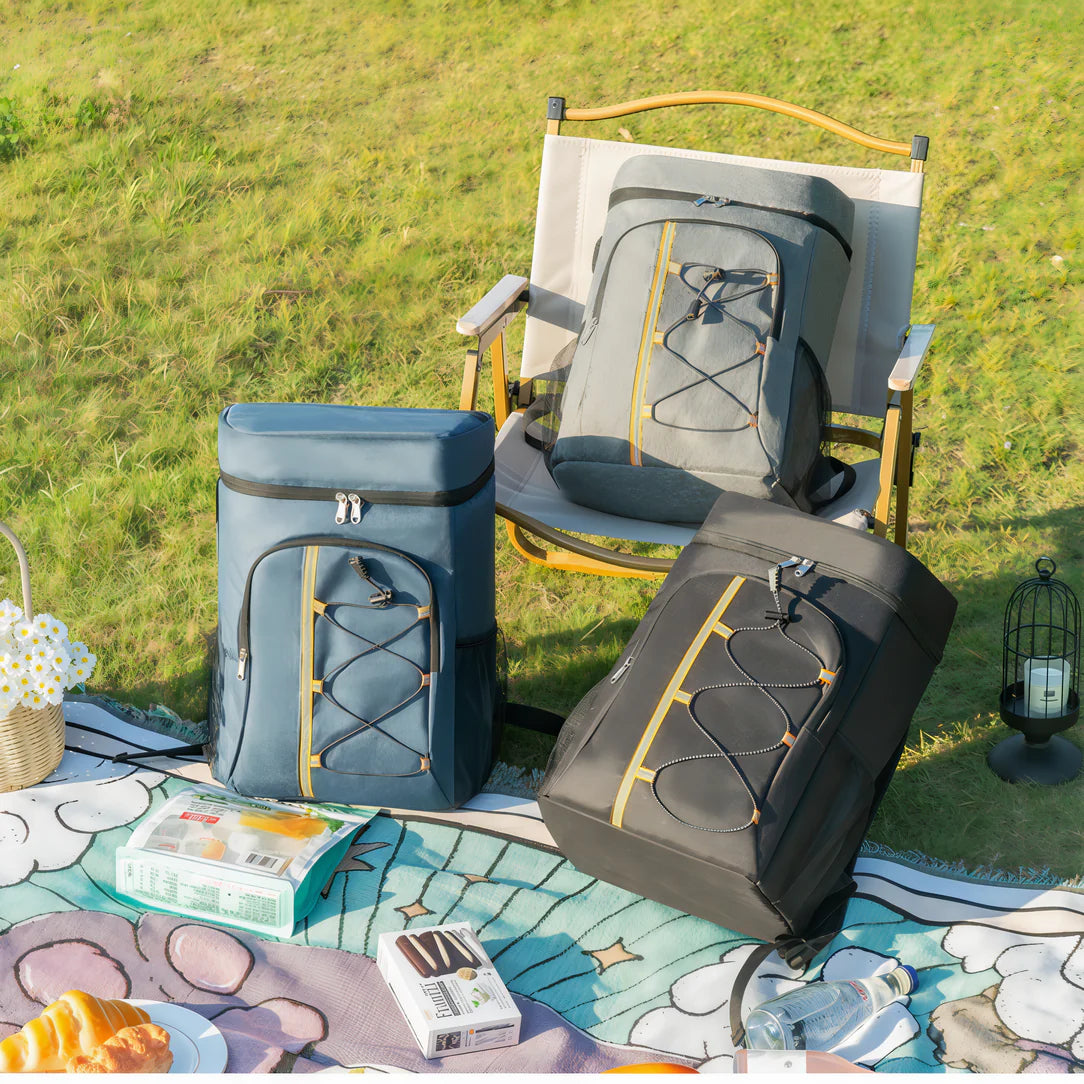 Trois sacs à dos isothermes de trekking de 20L en bleu, gris et noir