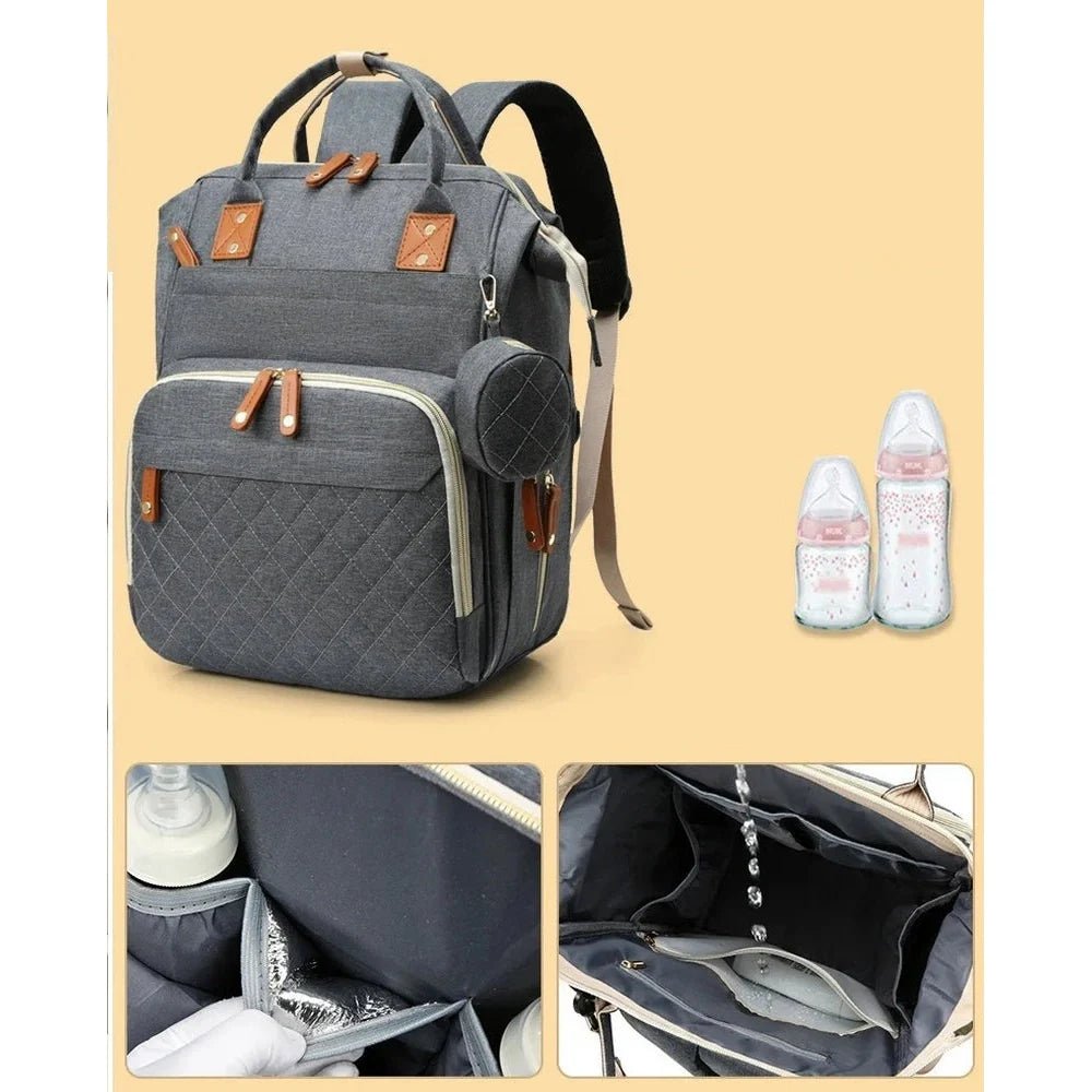 Sac à dos à langer 20L multipoches gris avec plusieurs compartiments et deux biberons