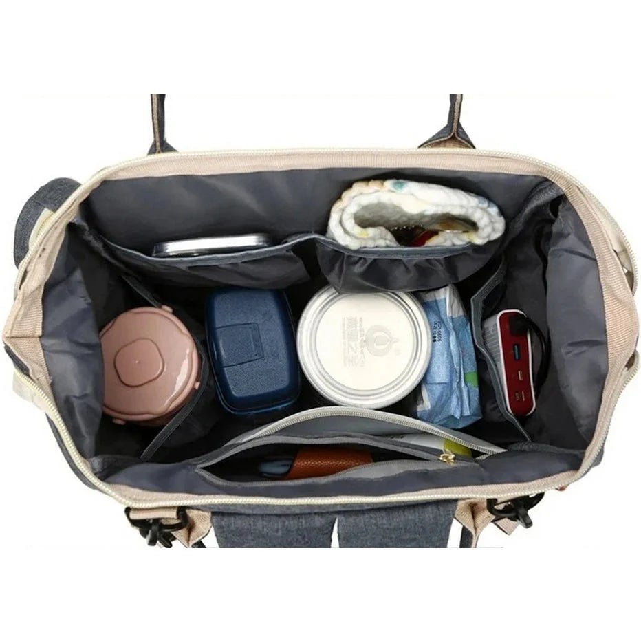 Sac à dos à langer 20L multipoches ouvert avec plusieurs compartiments remplis d’essentiels pour bébé