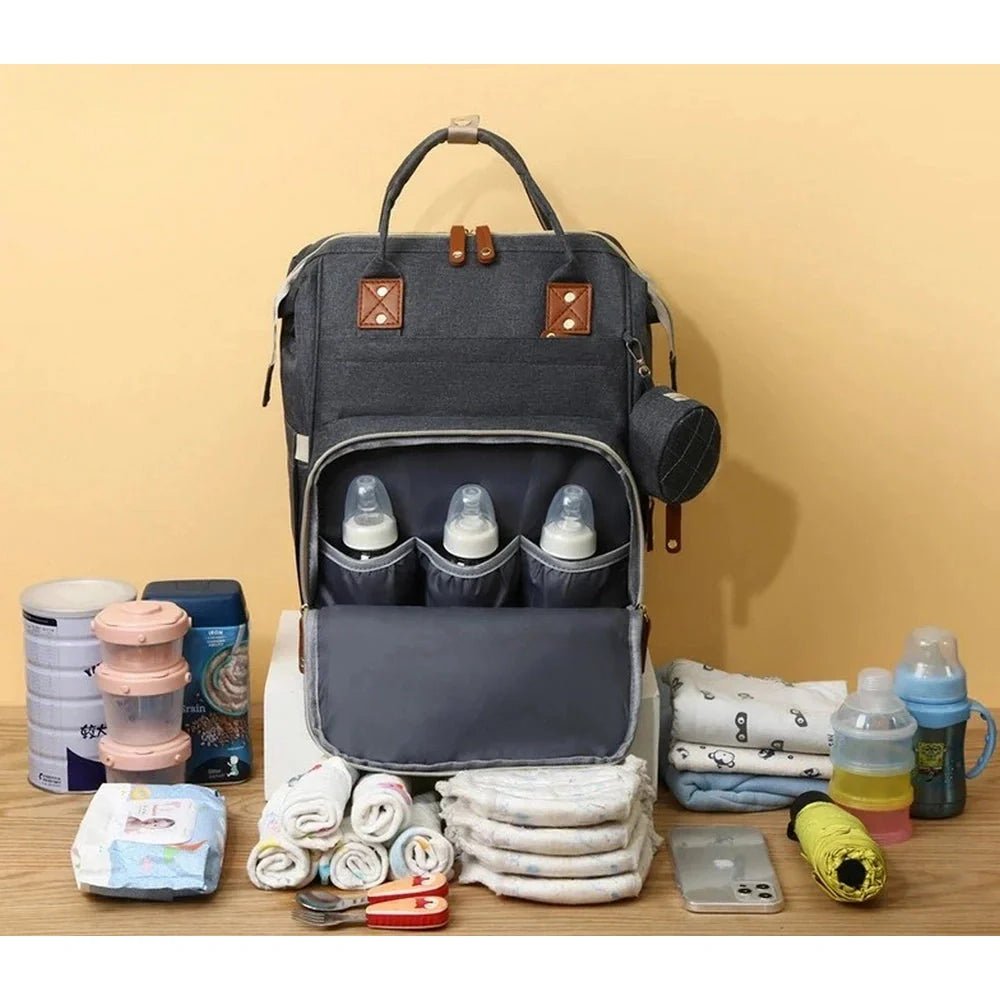 Sac à dos à langer 20L multipoches en gris foncé avec compartiments, poches isothermes et accents en faux cuir