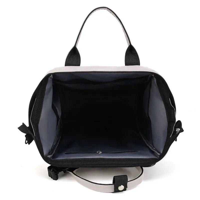 Sac à dos à langer chic avec sac ouvert gris et noir à poignées élégantes