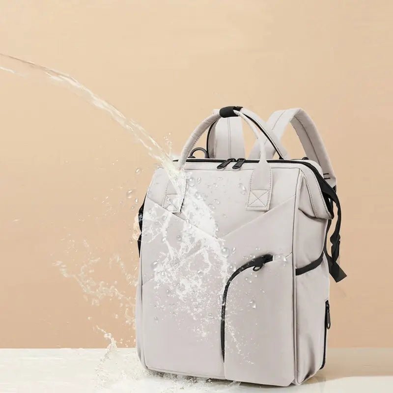 Sac à dos à langer chic résistant à l’eau avec plusieurs compartiments gris élégants