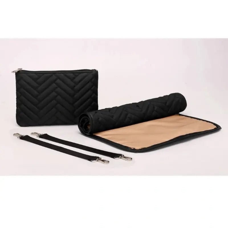 Sac à dos à langer design en cuir matelassé noir avec tapis à langer et attaches pour poussette
