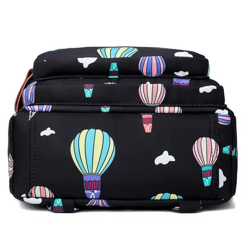 Sac à dos à langer noir avec motif de montgolfières colorées et nuages