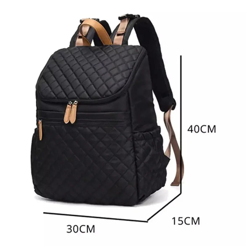 Sac à dos à langer noir avec quilting noir, bandoulières tan et dimensions affichées