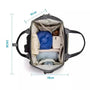 Sac à dos à langer tendance ouvert avec compartiments et articles pour bébé, montrant ses dimensions