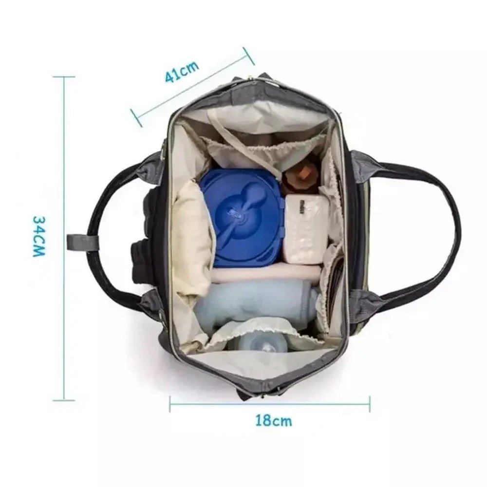 Sac à dos à langer tendance ouvert avec compartiments et articles pour bébé, montrant ses dimensions