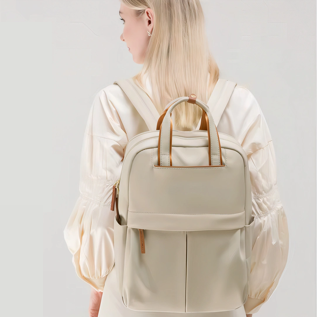 Sac à dos Lune Opaline crème avec accents marron et quincaillerie dorée