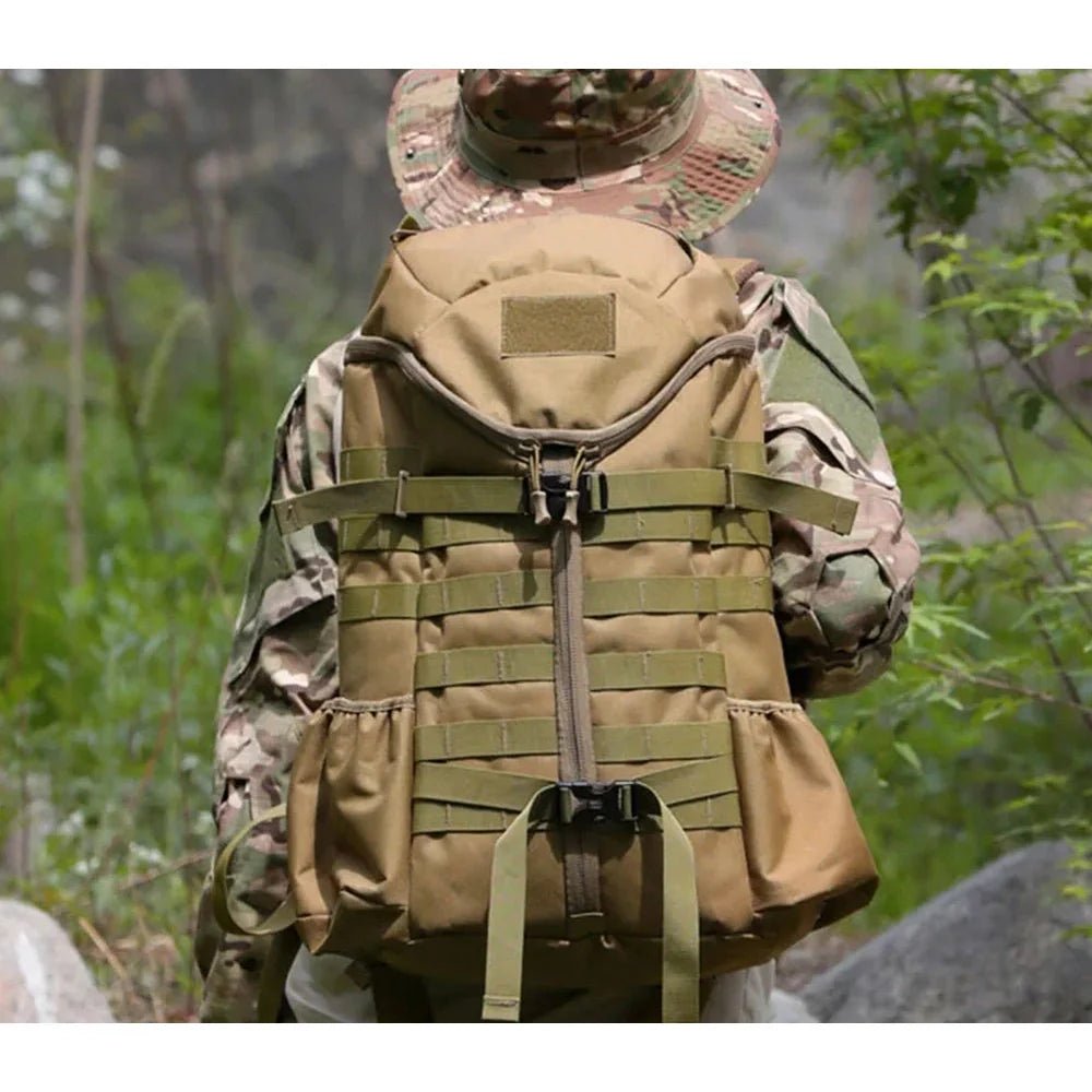 Sac à dos militaire 60L tan avec webbing MOLLE et rabat supérieur pour usage tactique