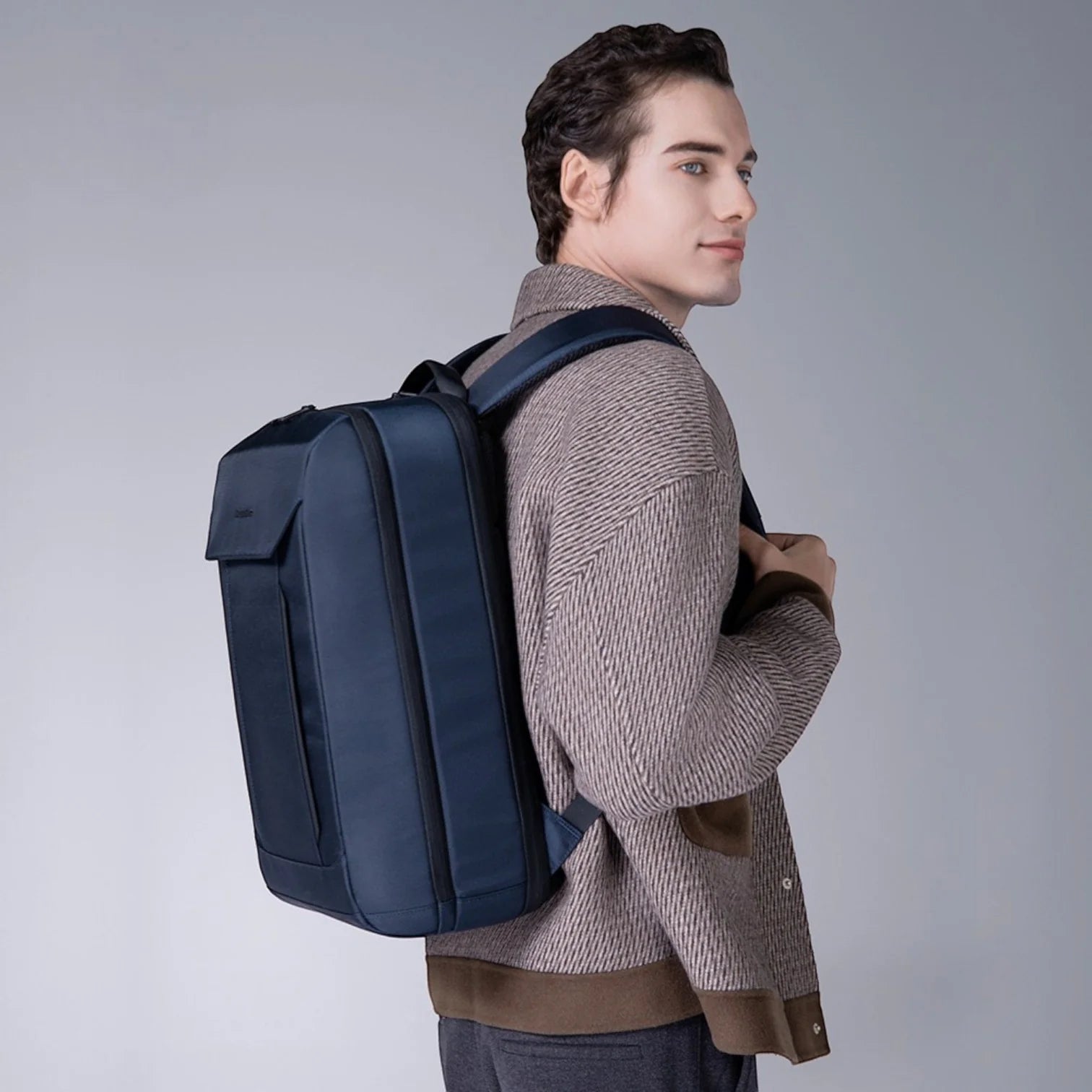Sac à dos moderne de travail KS 900 bleu marine avec bordures noires