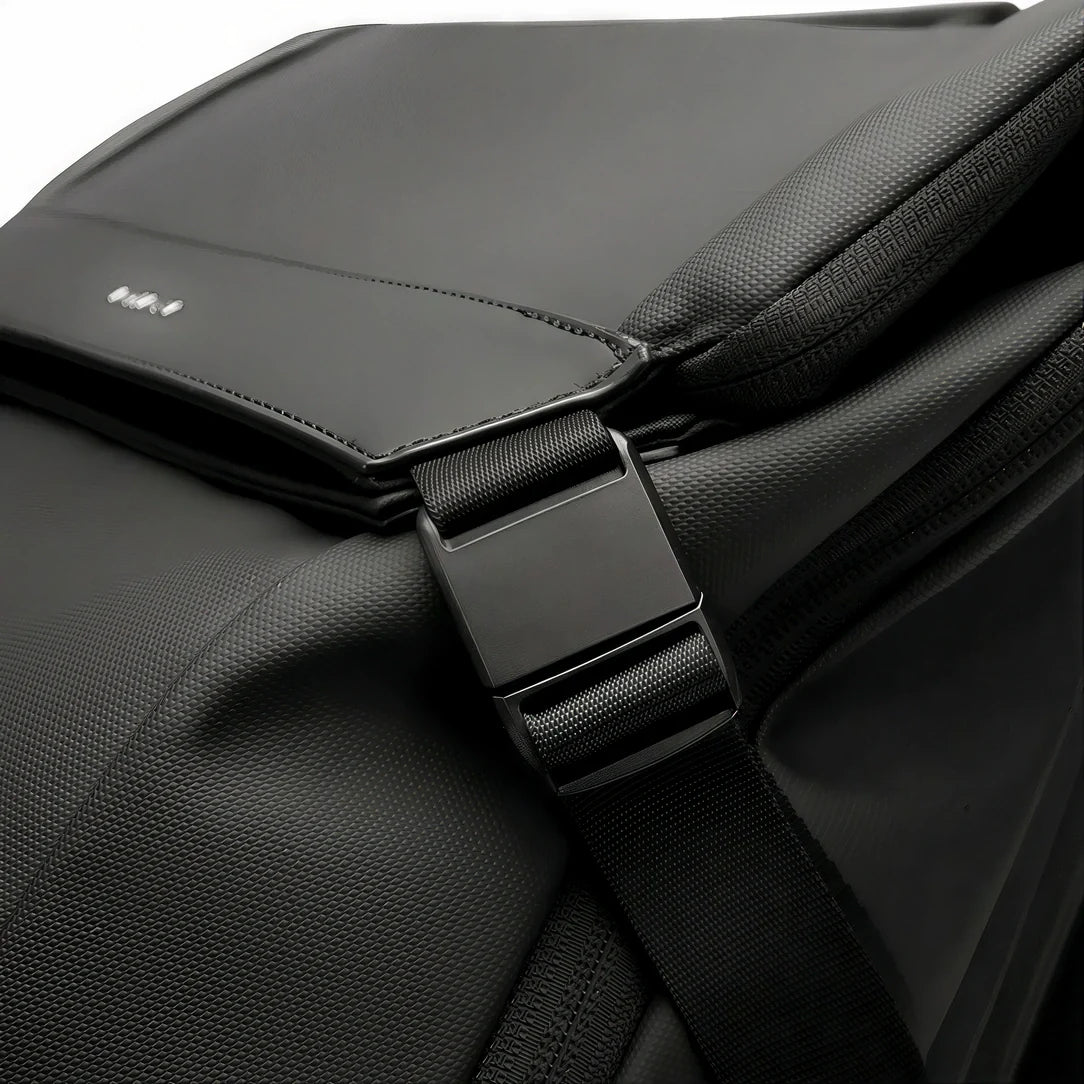 Vue rapprochée du sac à dos moderne Calipso X avec fermeture roll-top et boucle