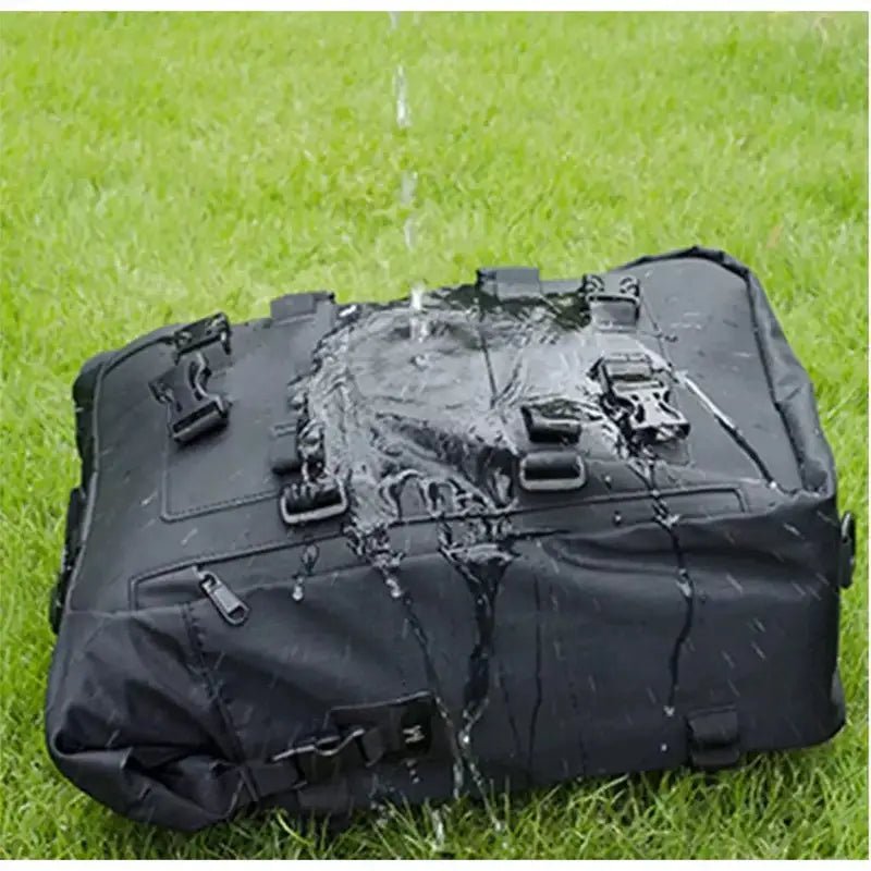 Sac à dos moto étanche en cuir noir avec boucles et sangles testé sous l’eau