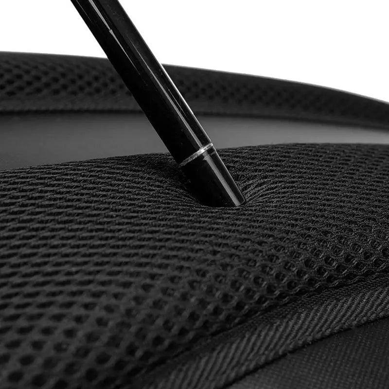 Crayon noir appuyant sur tissu mesh respirant du Sac à dos moto imperméable, douceur et résilience
