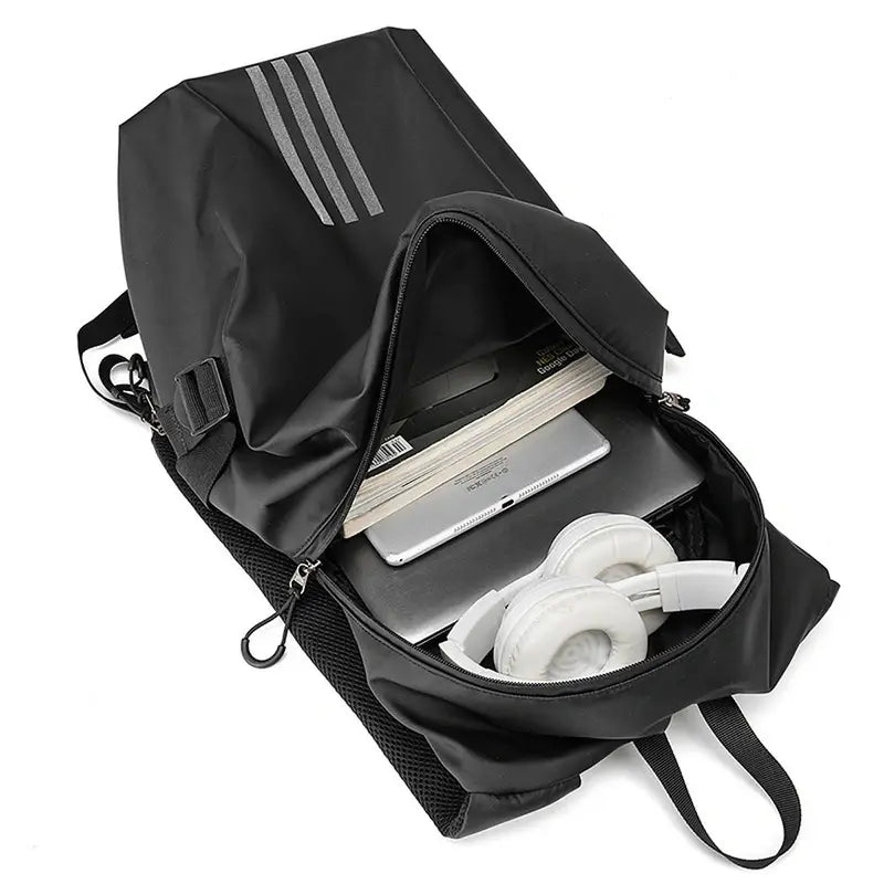 Sac à dos moto noir avec trois bandes gris contenant un ordinateur portable, tablette, livres et casque blanc