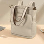 Sac à dos multifonction femme en gris clair avec poches, sac convertible et bretelles marron et blanc
