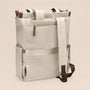 Sac à dos multifonction femme clair avec accents marron, poches multiples et bretelles ajustables