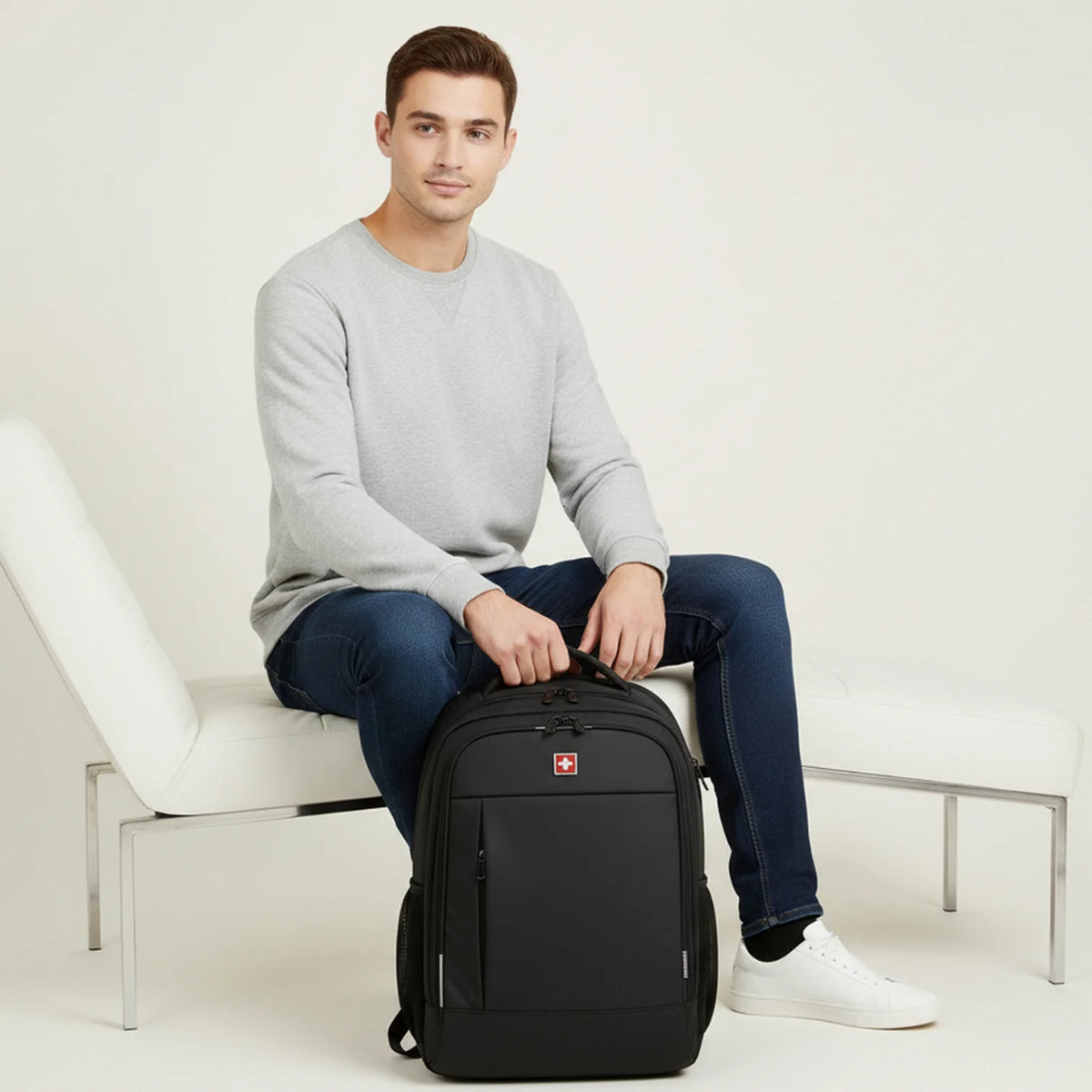 Sac à dos noir Xerion homme avec croix rouge et multiples fermetures