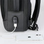 Sac à dos ordinateur extensible 17 pouces avec port USB externe connecté à un smartphone blanc