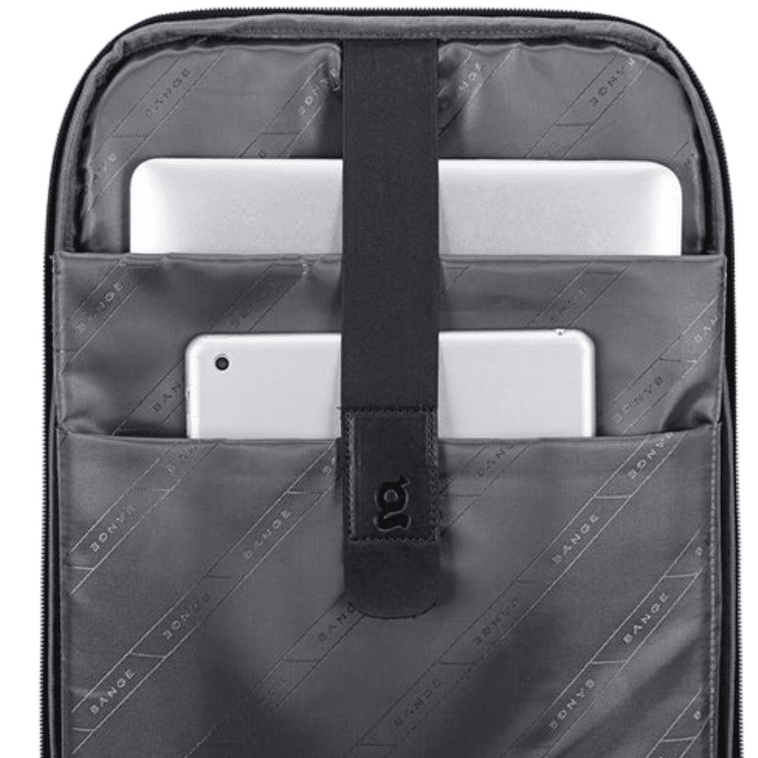 Intérieur d’un sac à dos ordinateur imperméable homme avec deux appareils électroniques sécurisé