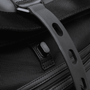 Détail d’un sac à dos ordinateur imperméable homme noir avec texture, sangle et fermeture éclair