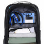 Sac à dos ordinateur Nebula 16 ouvert avec écouteurs, batterie portable et vêtements pliés
