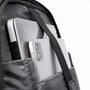 Vue rapprochée de la poche intérieure d’un sac à dos ordinateur pour femme ergonomique avec un ordinateur portable et une tablette en argent