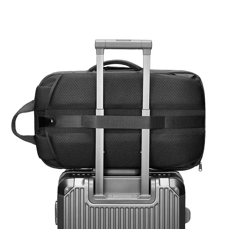 Sac à dos ordinateur professionnel noir attaché à une valise argentée à roulettes