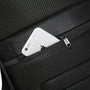 Smartphone dans une poche zippée du sac à dos ordinateur ultra plat Nova Slim