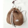 Sac à dos paille en crochet marron avec cordons légers et bretelles en corde