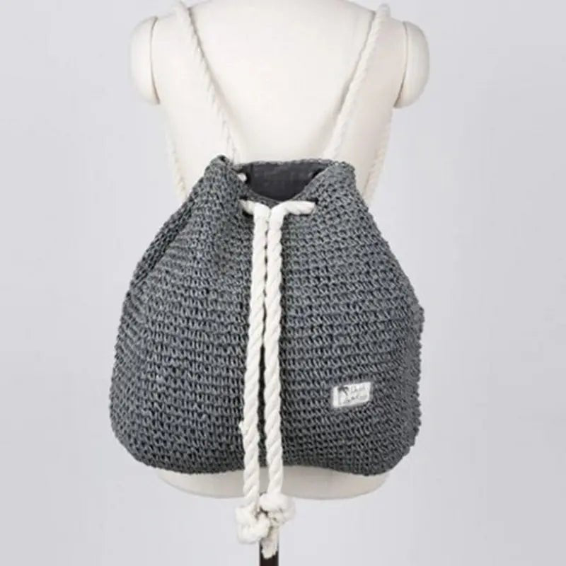 Sac à dos paille gris en paille tissée avec cordons en corde blanche
