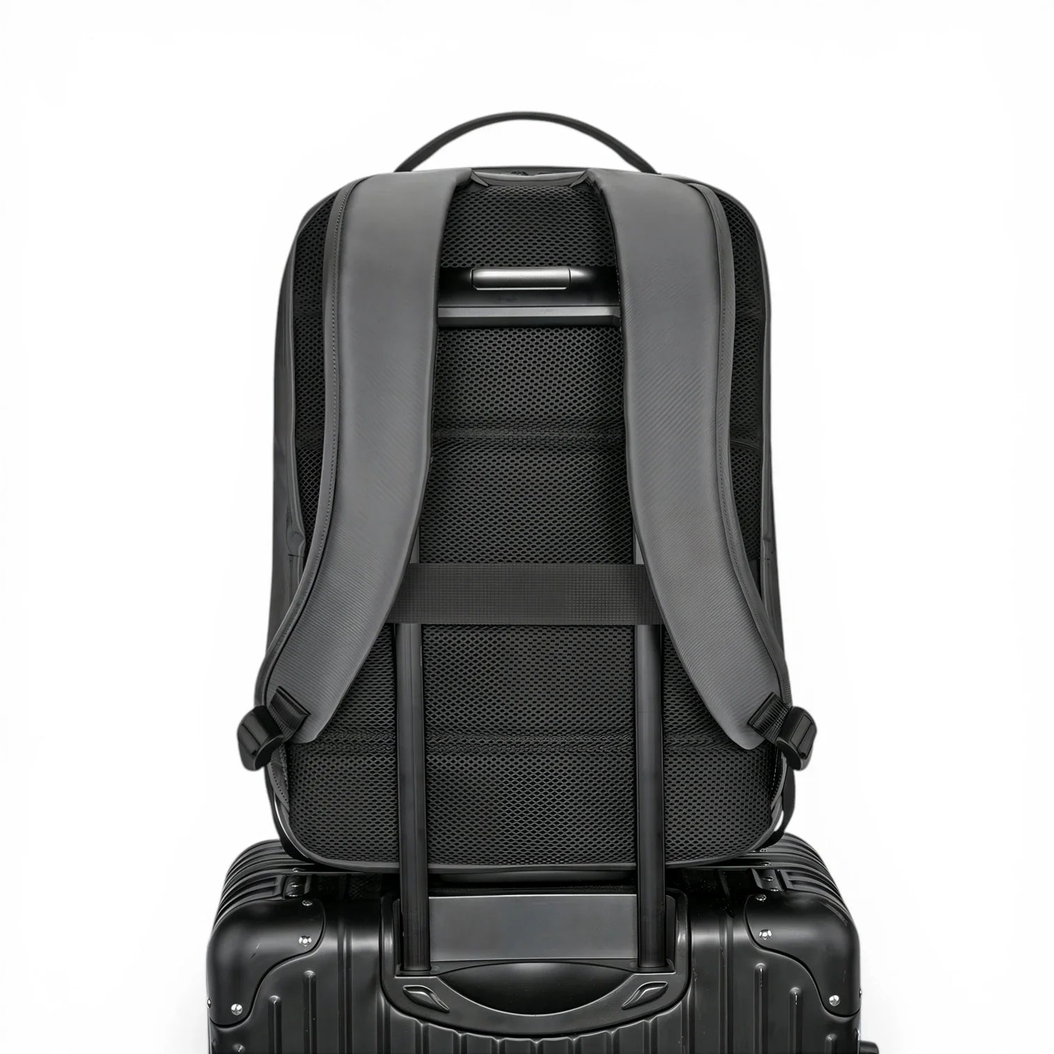 Sac à dos Kings KM7 noir avec dos maillé et bretelles rembourrées sur valise assortie