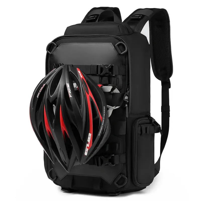 Sac à dos pratique avec casque de vélo noir et rouge attaché