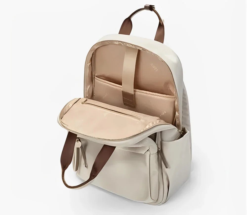 Sac à dos pratique pour femme ouvert avec compartiments intérieurs et bretelles marron