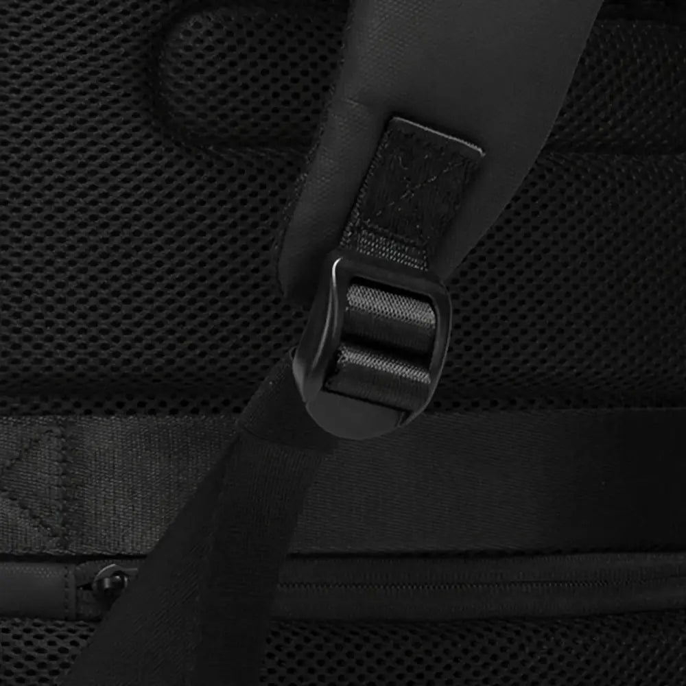 Sangle en nylon noir avec boucle en plastique sur un sac à dos mesh Sentinel antivol