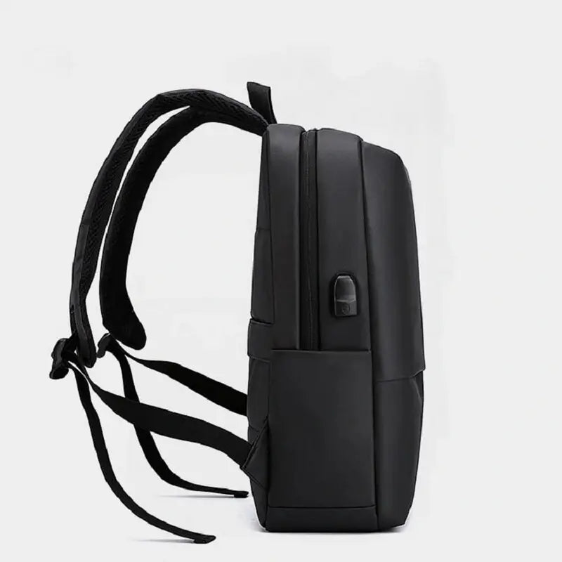 Sac à dos rectangulaire homme noir minimaliste avec port USB latéral