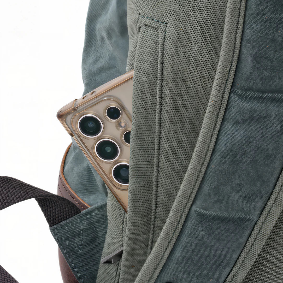 Mobile avec plusieurs caméras dans une coque transparente dans la poche du sac Ruston