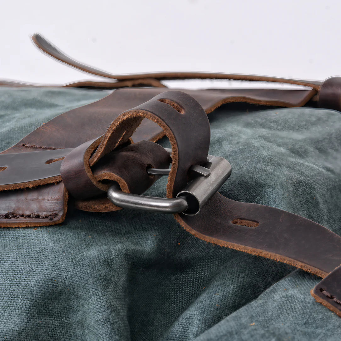 Détail de la boucle en métal sur la sangle en cuir marron foncé du Sac à dos Ruston