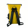 Sac à dos étanche jaune à rouleau avec bandoulières noires pour randonnée et voyage