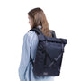 Sac à dos rolltop Caellum en bleu marine foncé avec bretelles réglables et boucles