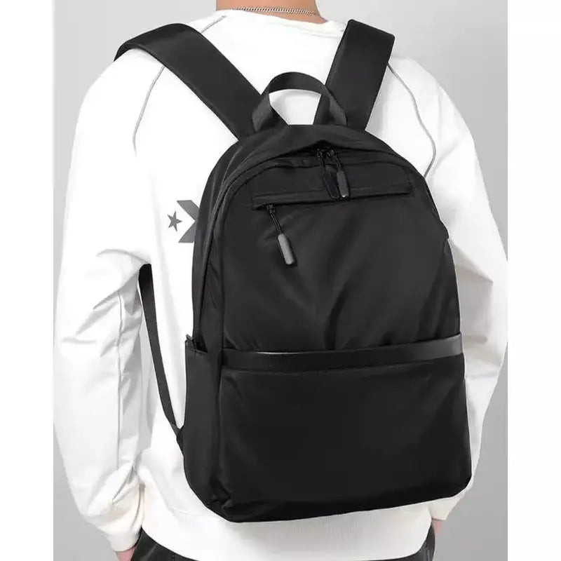 Sac à dos scolaire collège en nylon noir avec plusieurs compartiments zippés