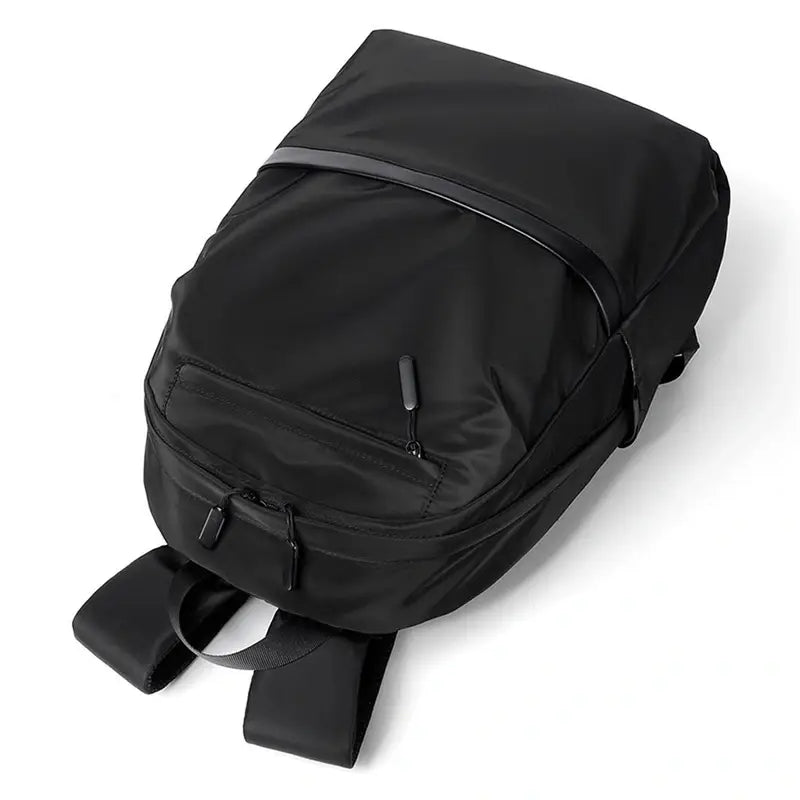 Sac à dos scolaire collège en nylon noir avec plusieurs compartiments zippés et bretelles ajustables