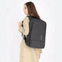 Sac à dos sécurisé LockPack gris foncé avec bande réfléchissante verticale à l’avant